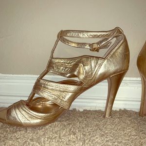Vince  V Camuto Gold Heels!! No longer in stores!!
